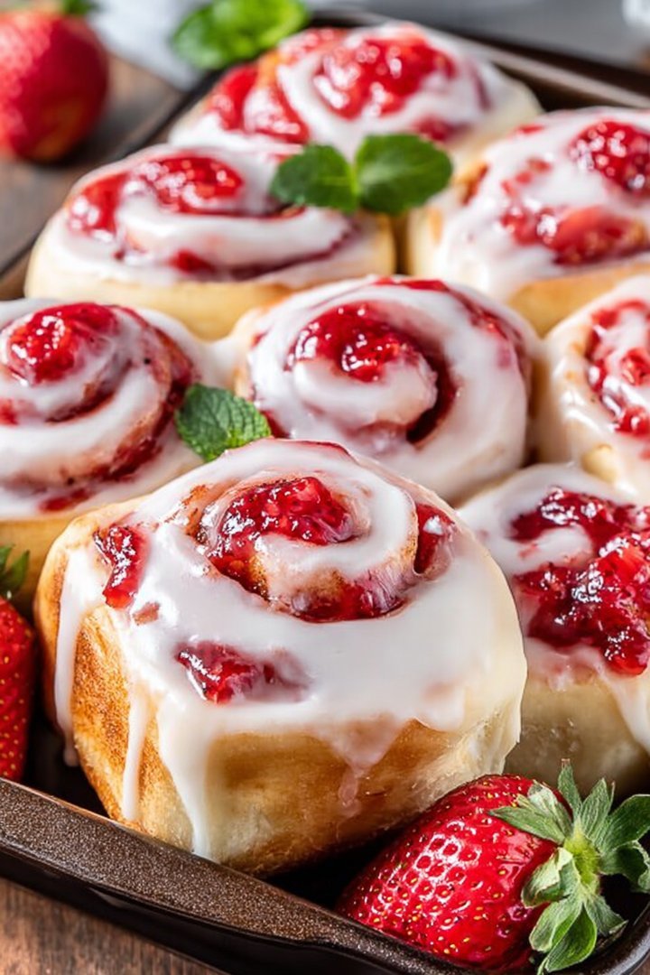 Strawberry Cheesecake Cinnabon Rolls Recipe image 2